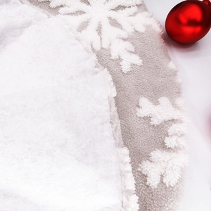 Dettaglio ravvicinato della gonna per albero di Natale in peluche bianco con fiocco di neve