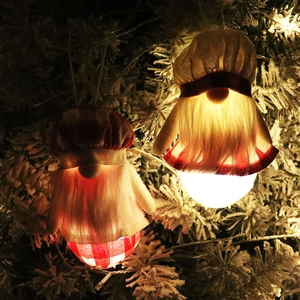 Gros plan de gnomes de Noël lumineux avec chapeaux à carreaux et lueur LED chaude