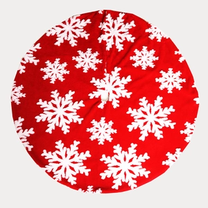 Dettaglio del tappeto per albero di Natale rosso in peluche con motivi di fiocchi di neve