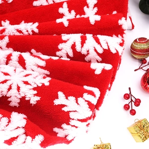 Dettaglio del tessuto rosso del tappeto per albero di Natale con fiocchi bianchi 3D