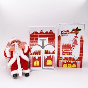 Dettaglio del Babbo Natale elettrico con scivolo a camino e confezione regalo