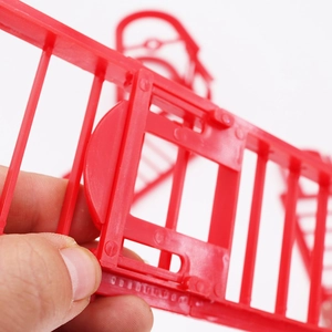 Détail du composant rouge de l'échelle du Père Noël grimpeur électrique avec boucles de fixation