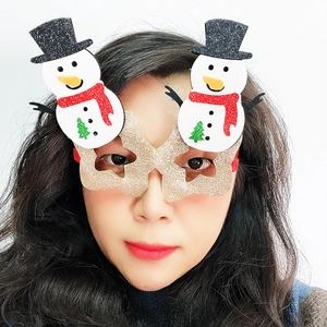 Detail einer glitzernden Weihnachtsbrille mit Schneemannmotiven an einem Modell