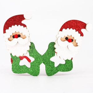 Detail der grünen Glitzer-Weihnachtsbrille in Sternform mit 3D-Weihnachtsmann-Dekor