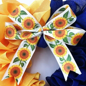 Kranzschleife im Ukraine-Stil mit Sonnenblumenmuster und blau-gelbem Netzgewebe