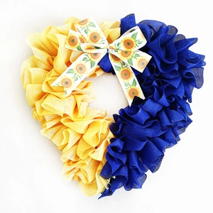 Gelb-blauer herzförmiger Jutesack-Kranz mit Sonnenblumen-Schleife für die Haustür