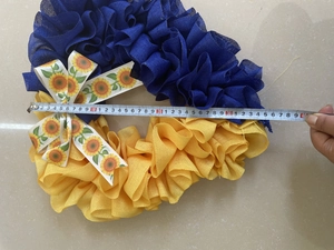 Detail der Ukraine-Kranz mit 40 cm Durchmesser-Messung und dekorativen Sonnenblumen-Schleifen