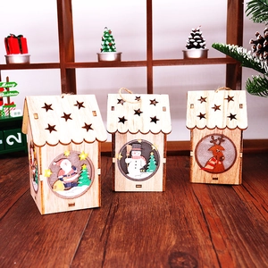 Tre casette di Natale in legno con LED, Babbo Natale, pupazzo di neve e decori a renna