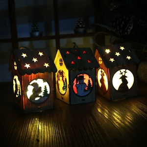 Tre decorazioni a forma di casetta di Natale in legno con LED, Babbo Natale, Neve e Renna