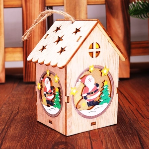 Dettaglio di una casetta di Natale in legno luminosa con LED caldo e corda di iuta