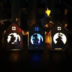 Set di tre decorazioni natalizie in legno con luci a LED e sagome festive per l'albero