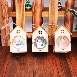 Dettaglio di casette di Natale in legno con Babbo Natale, pupazzo di neve e renne