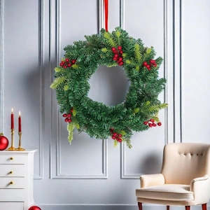 45cm künstlicher Weihnachtskranz mit grünen Kiefernzweigen und roten Beeren an der Wand