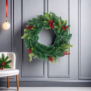 45cm Weihnachtskranz mit grünen Kiefernnadeln und roten Beeren für festliche Türen
