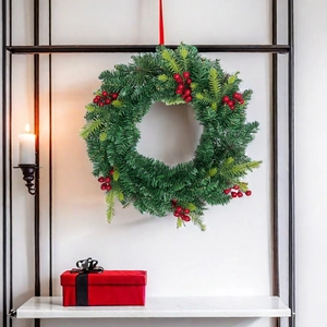 45cm Weihnachtskranz mit Kiefernzweigen, roten Beeren und festlicher Schleife zur Dekoration