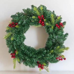Detail eines 45 cm Adventskranzes mit dichten Kiefernnadeln und roten Beerenbüscheln