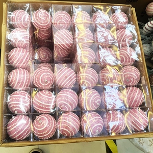 Vue détaillée des boules de Noël roses 10cm avec spirales en perles dans boîtes PVC