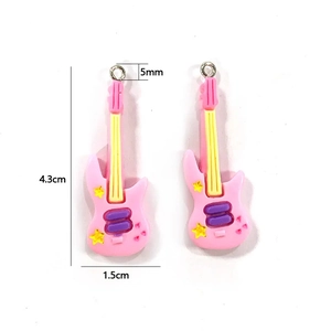 Colgantes de resina de guitarra eléctrica rosa con estrellas para bisutería artesanal