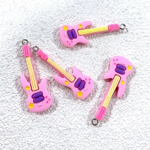 Colgantes de resina en forma de guitarra eléctrica rosa para creación de joyas DIY