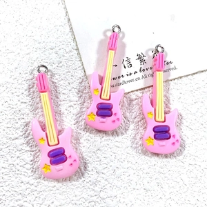 Colgantes de guitarra de resina rosa para bisutería DIY con anillas de metal