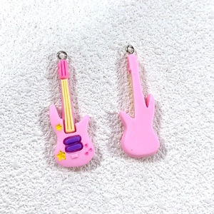 Colgantes de guitarra rosa de resina con patrón de estrellas y aros para bisutería DIY
