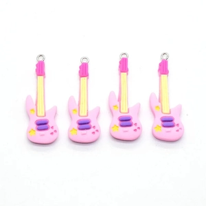 Vista macro de colgantes de guitarra eléctrica en resina rosa con estrella amarilla