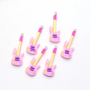 Set de 6 colgantes de guitarra eléctrica rosa en resina con estrellas y corazones DIY