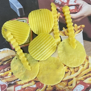 Vue détaillée de breloques en PVC en forme de chips et frites pour porte-clés DIY