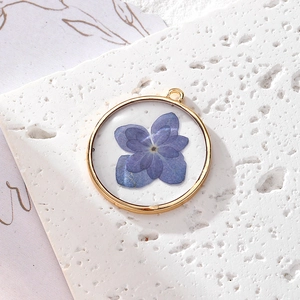 Pendentif rond fait main en résine avec fleur d'hortensia violette et cadre doré