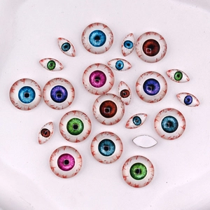 Dettaglio di cabochon in resina a forma di occhi colorati per gioielli fai da te