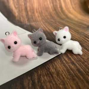 Lot de 3 breloques chat 3D floquées rose, gris et blanc avec anneaux de suspension