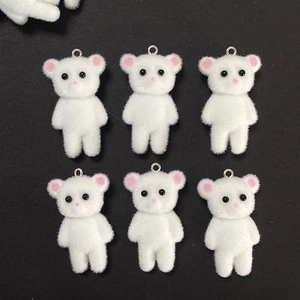 Set van 6 witte gevlokte 3D-beren voor DIY-sieraden maken op een zwarte achtergrond