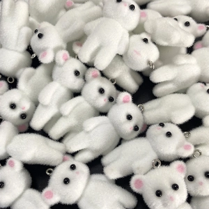 Detailoverzicht van witte 3D-beertjes met flocking en metalen ringen voor doe-het-zelf