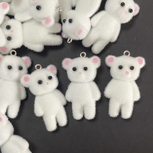 Schattige 3D witte beertjes hangers met roze oortjes en metalen ring op zwart decor