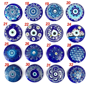 Vue en grille de seize breloques en verre oeil bleu pour la création de bijoux DIY