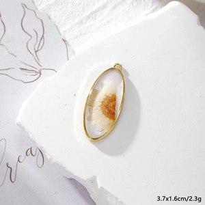 Oval gold-rimmed resin pendant with real dried daisy flower for DIY jewelry making