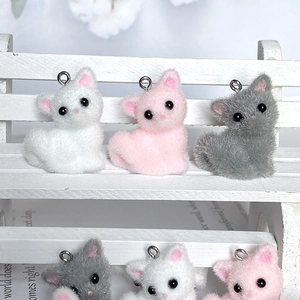 Schattige geflokte 3D-kattenhangers in wit, roze en grijs voor DIY-sieraden maken