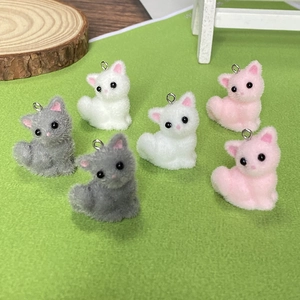 Miniatuur gevlekte kattenfiguurtjes in roze, wit en grijs voor DIY sieraden maken