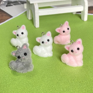 Detail van vijf geflockte kattenhangers in wit roze en grijs met metalen ringetjes