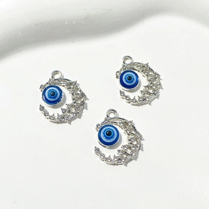 Détails de pendentifs lune en argent avec œil bleu et sertissage de cristaux brillants