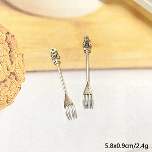 Detail van vintage zilveren kroon vork hangers voor DIY sieraden maken accessoires