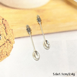 Detailweergave van de retro zilveren kroonlepel hanger met maat 5,6x1,1 cm