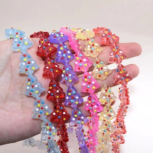 Dettaglio di perline colorate in vetro a forma di albero di Natale per gioielli DIY
