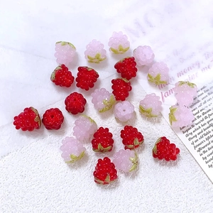 Detailweergave van rode en roze frambozen glaskralen voor DIY-sieraden en ambachten