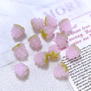Detail van matte paarse hars druivenbedeltjes voor doe-het-zelf sieraden en hobby's