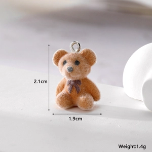 Miniatür beflockter brauner Bärenanhänger mit roter Schleife und Abmessungen