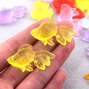 Macro di ciondoli a forma di pesce rosso in resina traslucida colorata con glitter per DIY