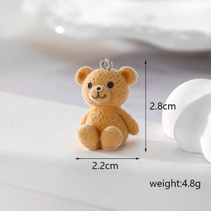 Niedlicher beflockter Bär Anhänger für DIY Schmuck, 2,8cm hoch und wiegt nur 4,8g