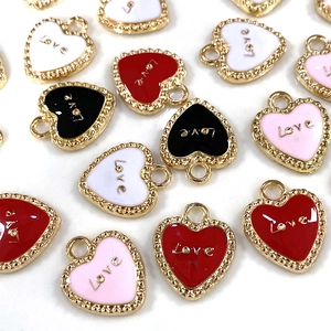 Colgantes de corazón coloridos en aleación dorada con diseño Love para joyería DIY