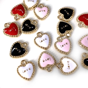 Colgantes de corazón esmaltados Love en aleación dorada para joyería DIY y collares